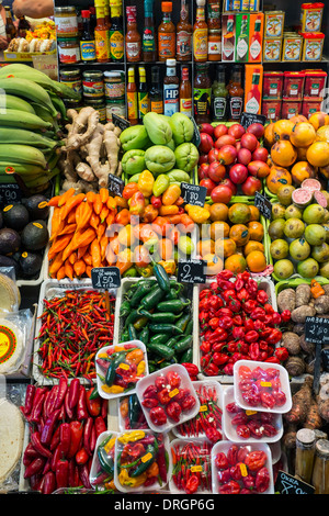 Ortaggi freschi di peperoncino e peperoni nel mercato La Boqueria, Barcellona, Spagna Foto Stock