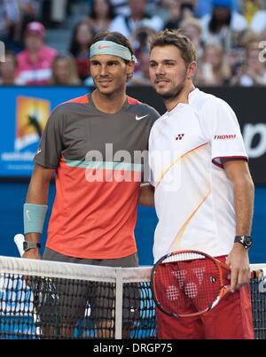 Melbourne, Australia. 26 gen 2014. Rafael Nadal (L) della Spagna e Stanislas Wawrinka della Svizzera rappresentano per la foto prima di loro uomini singoli partita finale a Australian Open di tennis nel torneo di Melbourne, Australia, Gennaio 26, 2014. Credito: Bai Xue/Xinhua/Alamy Live News Foto Stock