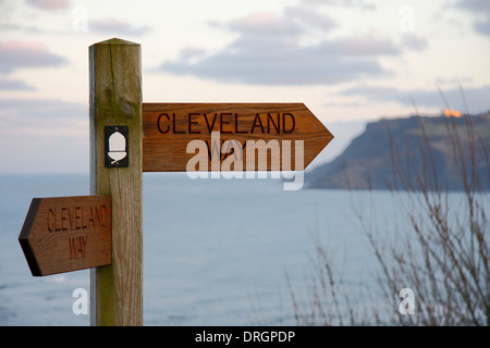 Marcatura di orientamento per il modo di Cleveland sopra Mulgrave porta guardando a sud verso Ravenscar sulla costa nord-orientale, Inghilterra, Regno Unito Foto Stock