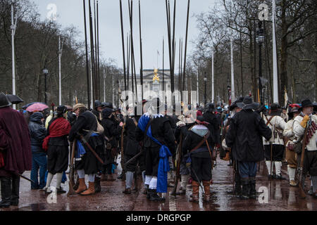 Il Mall, Londra, 26 gennaio, 2014. La Guerra Civile Inglese Società marzo per commemorare la esecuzione di Charles1 nel gennaio 1649. Credito: Colin Hutchings/Alamy Live News Foto Stock