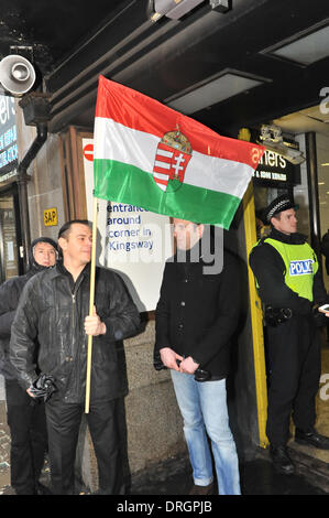 Holborn, Londra, Regno Unito. Il 26 gennaio 2014. Un membro di Jobbik detiene una bandiera, l'ala destra gruppo ungherese trovano intrappolati e numericamente sopraffatta da anti-fascisti contestatori. Credito: Matteo Chattle/Alamy Live News Foto Stock