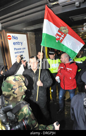 Holborn, Londra, Regno Unito. Il 26 gennaio 2014. Un membro di Jobbik detiene una bandiera, l'ala destra gruppo ungherese trovano intrappolati e numericamente sopraffatta da anti-fascisti contestatori. Credito: Matteo Chattle/Alamy Live News Foto Stock