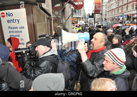 Holborn, Londra, Regno Unito. Il 26 gennaio 2014. Anti manifestanti fascista al di fuori della stazione di Holborn Jobbik contro l'ala destra gruppo ungherese che si trovano intrappolati e numericamente sopraffatta da anti-fascisti contestatori. Credito: Matteo Chattle/Alamy Live News Foto Stock