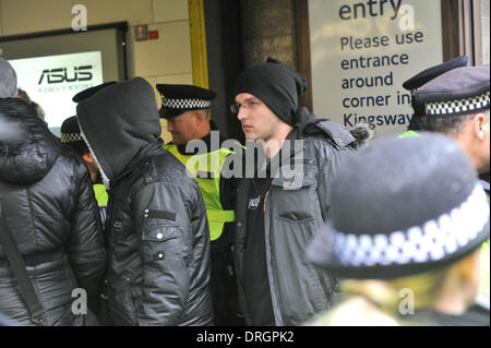 Holborn, Londra, Regno Unito. Il 26 gennaio 2014. I membri di Jobbik essendo portato nella stazione sotto scorta, l'ala destra gruppo ungherese trovano intrappolati e numericamente sopraffatta da anti-fascisti contestatori. Credito: Matteo Chattle/Alamy Live News Foto Stock