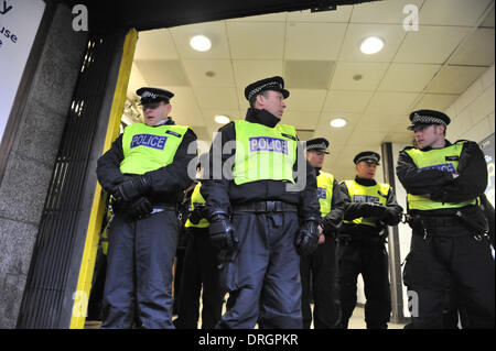 Holborn, Londra, Regno Unito. Il 26 gennaio 2014. Una pesante linea di polizia protegge i membri di Jobbik, l'ala destra gruppo ungherese che si trovano intrappolati e numericamente sopraffatta da anti-fascisti contestatori. Credito: Matteo Chattle/Alamy Live News Foto Stock