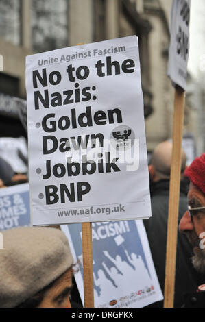 Holborn, Londra, Regno Unito. Il 26 gennaio 2014. Anti banner fascista al di fuori della stazione di Holborn Jobbik contro l'ala destra gruppo ungherese che si trovano intrappolati e numericamente sopraffatta da anti-fascisti contestatori. Credito: Matteo Chattle/Alamy Live News Foto Stock