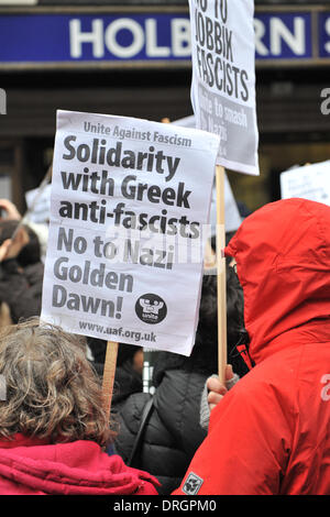 Holborn, Londra, Regno Unito. Il 26 gennaio 2014. Anti banner fascista al di fuori della stazione di Holborn Jobbik contro l'ala destra gruppo ungherese che si trovano intrappolati e numericamente sopraffatta da anti-fascisti contestatori. Credito: Matteo Chattle/Alamy Live News Foto Stock