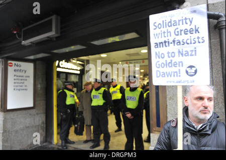 Holborn, Londra, Regno Unito. Il 26 gennaio 2014. Anti banner fascista al di fuori della stazione di Holborn Jobbik contro l'ala destra gruppo ungherese che si trovano intrappolati e numericamente sopraffatta da anti-fascisti contestatori. Credito: Matteo Chattle/Alamy Live News Foto Stock