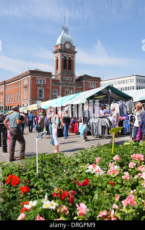 Chesterfield mercato all'aperto che guarda verso la torre dell orologio della città mercato di Hall in estate, Chesterfield, Derbyshire, Regno Unito Foto Stock