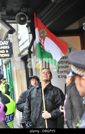 Holborn, Londra, Regno Unito. Il 26 gennaio 2014. Un membro di Jobbik detiene una bandiera, l'ala destra gruppo ungherese trovano intrappolati e numericamente sopraffatta da anti-fascisti contestatori. Credito: Matteo Chattle/Alamy Live News Foto Stock