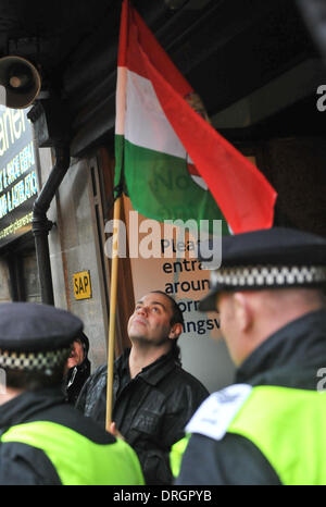 Holborn, Londra, Regno Unito. Il 26 gennaio 2014. Un membro di Jobbik detiene una bandiera, l'ala destra gruppo ungherese trovano intrappolati e numericamente sopraffatta da anti-fascisti contestatori. Credito: Matteo Chattle/Alamy Live News Foto Stock