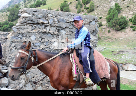 Kirghisa cavaliere a cavallo nelle montagne del sud della kirgikistan Foto Stock