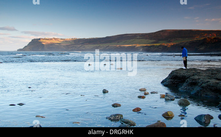 Robin cappe baia guardando verso sud lungo la costa di Ravenscar, North Yorkshire, a nord-est dell'Inghilterra, Regno Unito Foto Stock