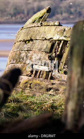 Chiatte distrutto nei pressi del villaggio di Purton Gloucestershire, sulle rive del fiume Severn Foto Stock