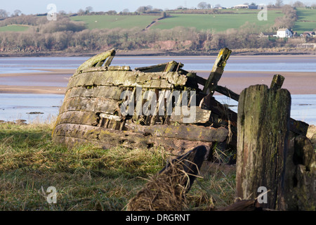 Chiatte distrutto nei pressi del villaggio di Purton Gloucestershire, sulle rive del fiume Severn Foto Stock