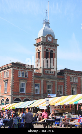 Chesterfield outdoor mercato coperto guardando verso la città alla sala mercato, Chesterfield, nord-est Derbyshire, England, Regno Unito Foto Stock