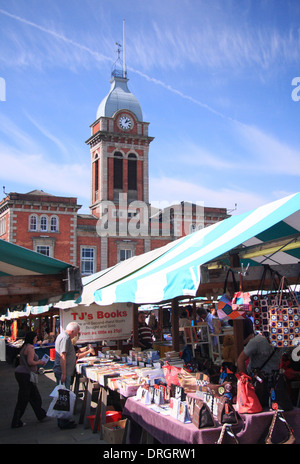 Chesterfield outdoor mercato coperto guardando verso la città alla sala mercato, Chesterfield, nord-est Derbyshire, England, Regno Unito Foto Stock