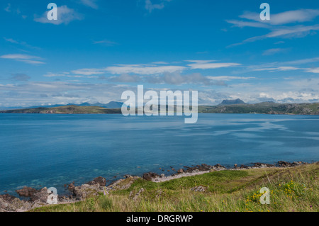 Gruinard Bay & Gruinard Island cercando verso Benmore Coigach nr Paisley Ross & Cromarty Highland Scozia Scotland Foto Stock