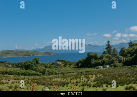Vista attraverso il suono di Sleat da nr Ornsay Isola di Skye Highland Scozia verso Knoydart Foto Stock