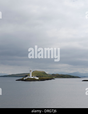 Il faro all'estremità sud di Lismore visto dal mare, sul traghetto tra Oban e Mull, Scozia Foto Stock