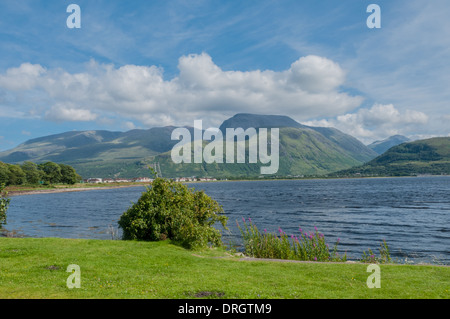 Ben Nevis al di sopra di Fort William Highland scozzesi da Corpach e Loch Eil Foto Stock