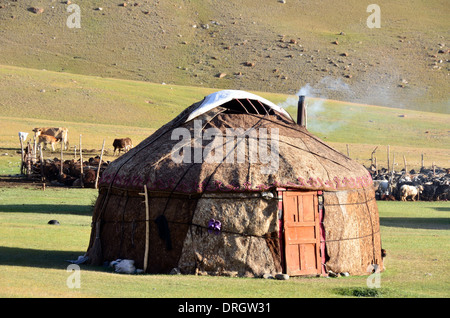 Yurta kirghisa nelle montagne del sud della kirgikistan Foto Stock