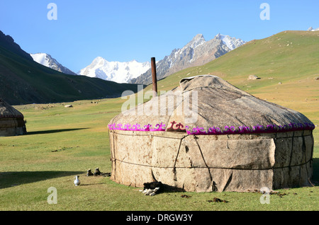 Yurta kirghisa nelle montagne del sud della kirgikistan Foto Stock