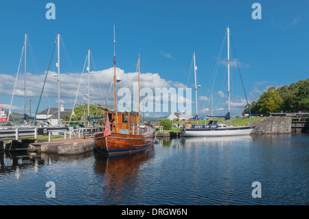 Barche e yacht in Crinan Canal Crinan Argyll & Bute Scozia Scotland Foto Stock