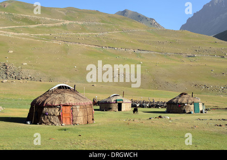 Yurta kirghisa nelle montagne del sud della kirgikistan Foto Stock