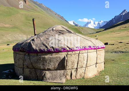 Yurta kirghisa nelle montagne del sud della kirgikistan Foto Stock