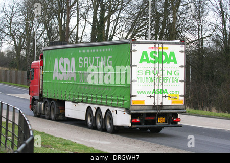 Vista posteriore di un carrello Asda che viaggia lungo una strada a Coulsdon, Surrey, Inghilterra Foto Stock