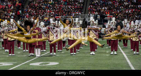 Atlanta, Georgia, Stati Uniti d'America. 25 gennaio, 2014. La Marching Wildcats dall Università Bethune-Cookman eseguire nel XII Honda annuale la battaglia di bande Invitational vetrina presso il Georgia Dome. La spettacolare annuale prevede una fase nazionale per evidenziare le distinte di spettacolo storicamente Black College e università (HBCU) Marching Band. Ciascuna delle otto invitati HBCU's ha ricevuto venti mila dollari da Honda per la loro musica programmi di istruzione, maggiorato di tutte le spese di viaggio pagate ad Atlanta per la vetrina Invitational. Credito: Brian Cahn/ZUMAPRESS.com/Alamy Live News Foto Stock