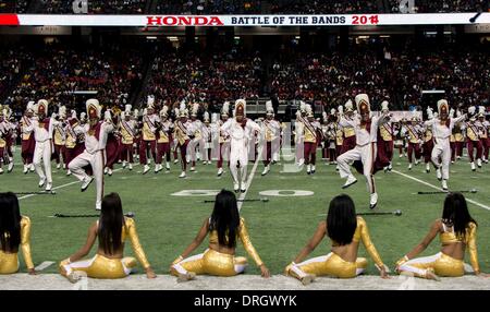 Atlanta, Georgia, Stati Uniti d'America. 25 gennaio, 2014. La Marching Wildcats dall Università Bethune-Cookman eseguire nel XII Honda annuale la battaglia di bande Invitational vetrina presso il Georgia Dome. La spettacolare annuale prevede una fase nazionale per evidenziare le distinte di spettacolo storicamente Black College e università (HBCU) Marching Band. Ciascuna delle otto invitati HBCU's ha ricevuto venti mila dollari da Honda per la loro musica programmi di istruzione, maggiorato di tutte le spese di viaggio pagate ad Atlanta per la vetrina Invitational. Credito: Brian Cahn/ZUMAPRESS.com/Alamy Live News Foto Stock