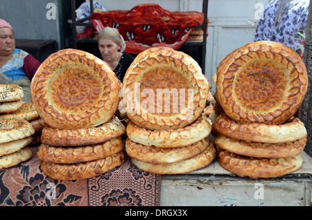 Pane del Kirghizistan - lepyoshka - in vendita presso il Jayma Bazaar in materia di SSL Foto Stock