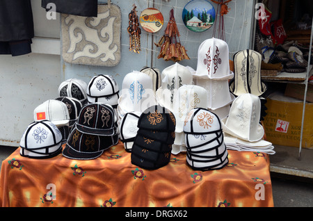 Cappelli del Kirghizistan per la vendita presso il Jayma Bazaar in materia di SSL Foto Stock