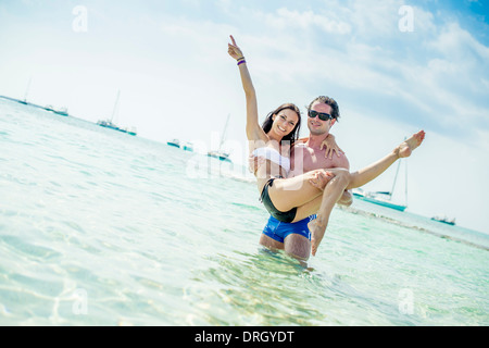 Junges Paar im Meer, Ibiza, Spanien - coppia giovane in mare Foto Stock