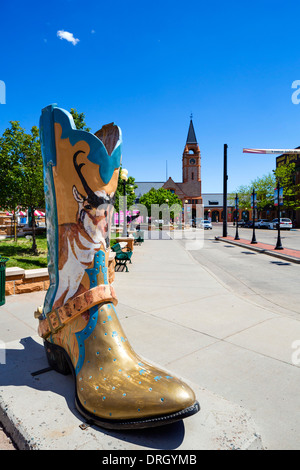 Giant cowboy boot in Cheyenne Depot Plaza nel centro storico, il centro cittadino di Cheyenne, Wyoming USA Foto Stock