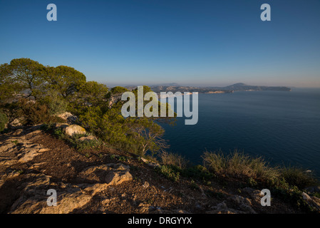 Costa del villaggio mediterraneo di Calpe dal picco di Ifach Foto Stock