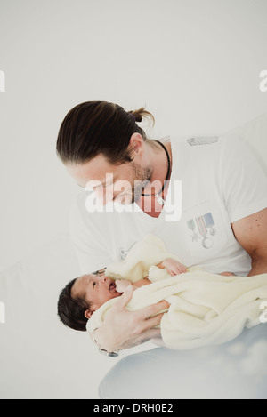 Vater mit Baby - padre con bambino Foto Stock