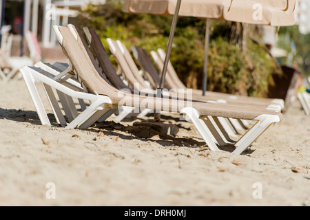 Leere Liegestühle, Platja d'en Bossa, Ibiza, Spanien - Platja d'en Bossa , Ibiza, Spagna Foto Stock