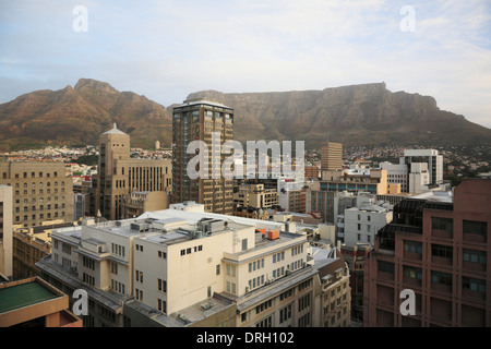 Città Cape central business district con Table Mountain e Devil's Peak in background Foto Stock