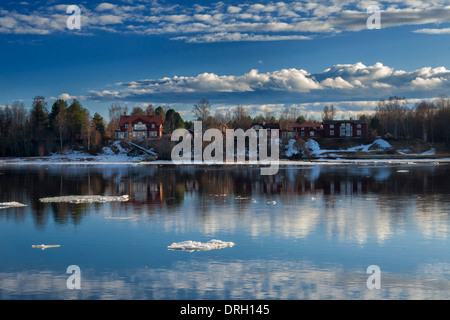 Tipiche Case di legno accanto al fiume Ume, Umeå , Svezia Foto Stock