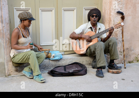 Due musicisti musicista di strada per le strade della Città Vecchia, Havana, Cuba Foto Stock