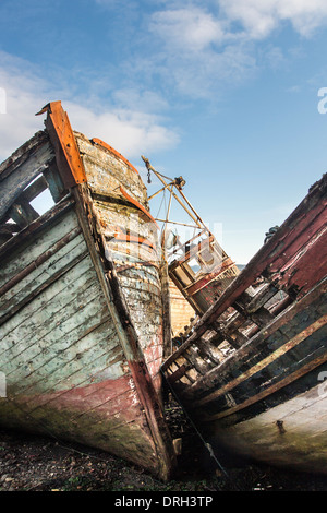 Spiaggiata barche abbandonate sulla Isle of Mull in Scozia. Foto Stock