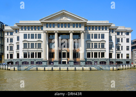 La classica del granito e calcare riverside facciata della Vintners luogo ufficio edificio accanto all alta marea Fiume Tamigi nella città di Londra Foto Stock