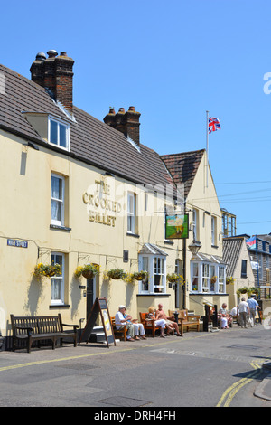 La gente seduta al di fuori della billetta Crocked pub in una calda giornata estiva Foto Stock