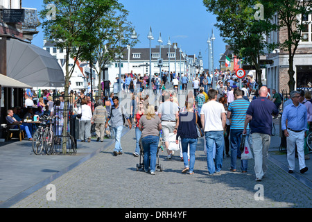 Maastricht Limburg Paesi Bassi Europa giornata piena di sole shopping Street shopping e turisti a piedi verso Sint Servaasbrug / St Servatius bridge eu Foto Stock