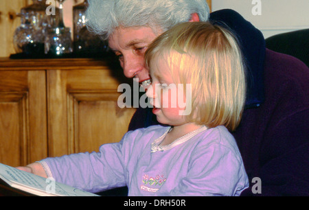 Nonna la lettura a suo nipote Foto Stock