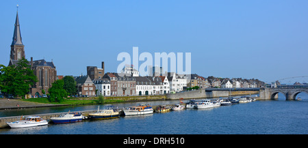 La Mosa del fiume Maastricht (maas) e il lungo muro di banchina che separa il canale principale del fiume forniscono ormeggi per visitare le chiesette delle barche a motore, punto di riferimento dell'UE Foto Stock