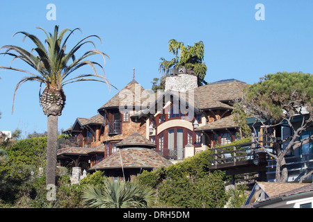 Costiera californiana mansion sulla rupe a Spiaggia Victoria nella città costiera di Laguna Beach Foto Stock